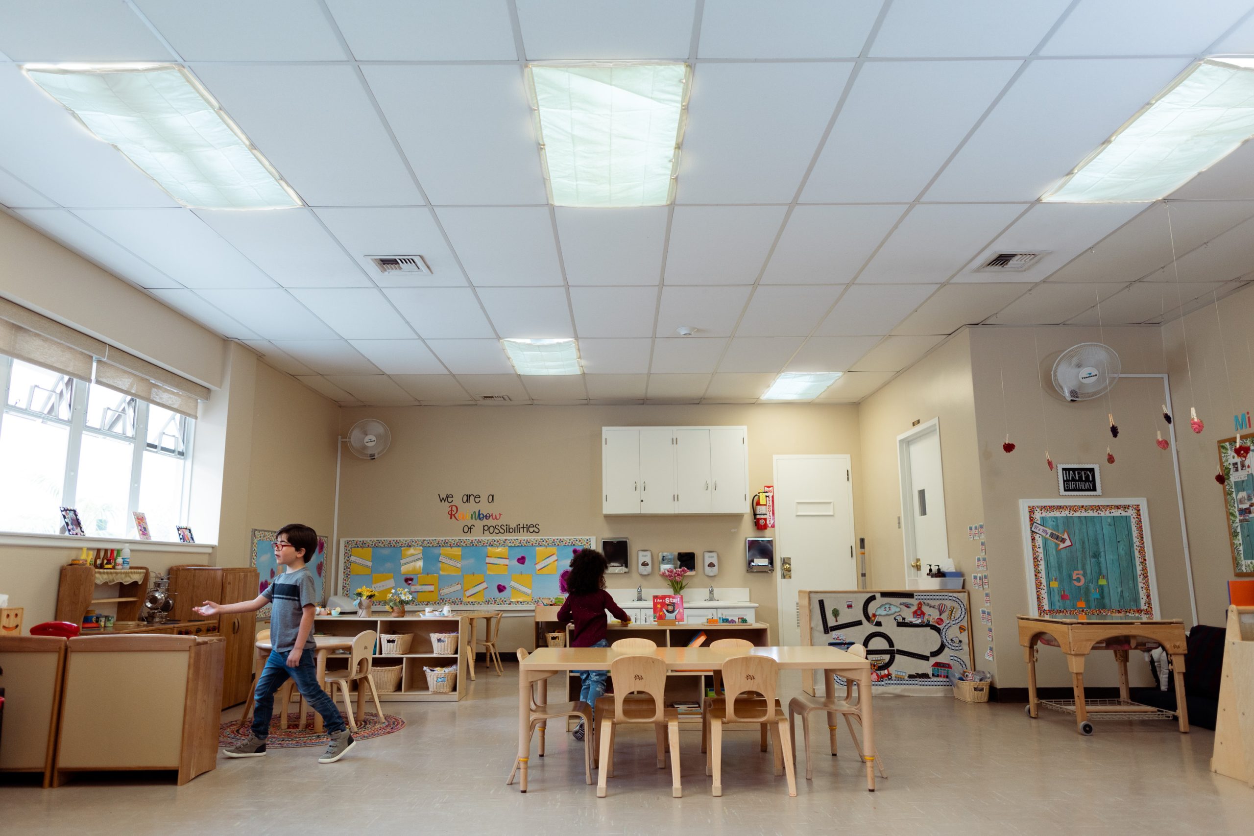 1231_ClassroomLightFilters_WhisperingWhite_Lifestyle_20230218-4